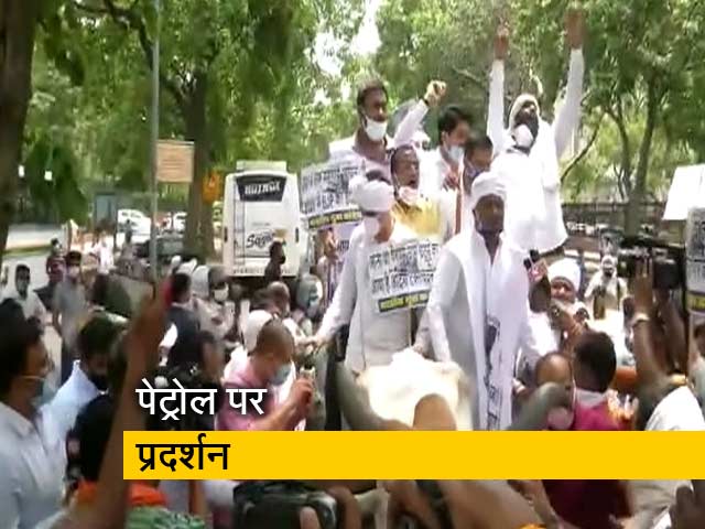 पेट्रोल-डीजल की बढ़ती कीमतों के खिलाफ कांग्रेस का देश भर में प्रदर्शन