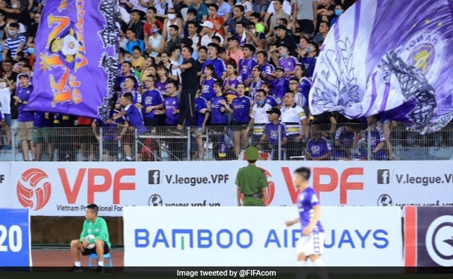 कोरोनावायरस खौफ के बीच इस देश में 30 हजार दर्शकों के साथ खेला गया फुटबॉल मैच, बिना मास्क के पहुंचे फैन्स