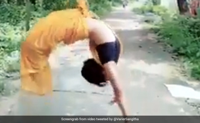 साड़ी पहन लड़की ने मारी ऐसी गुलाटी, सोशल मीडिया पर मचा तहलका, लोग बोले- 'WOW' - देखें Viral Video