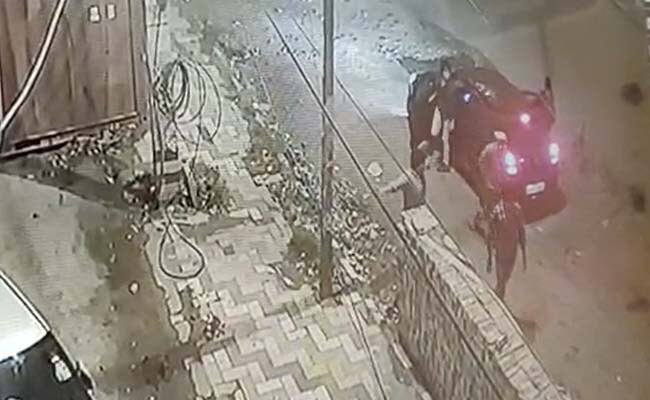 दिल्ली में बेख़ौफ़ बदमाशों ने 11 राउंड फायरिंग की, CCTV में कैद हुई वारदात दिल्ली में बेख़ौफ़ बदमाशों ने 11 राउंड फायरिंग की, CCTV में कैद हुई वारदात