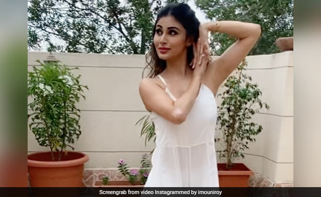 मौनी रॉय ने ऐश्वर्या रॉय के 'निम्बूड़ा निम्बूड़ा' सॉन्ग पर किया ऐसा डांस, वीडियो हुआ वायरल