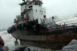 Watch: Massive Waves Crash Against Docked Vessel As Cyclone Nisarga Makes Landfall Watch: Massive Waves Crash Against Docked Vessel As Cyclone Nisarga Makes Landfall