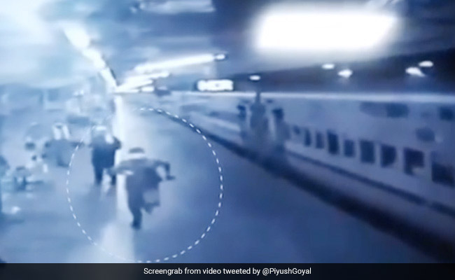 ट्रेन में दो दिन से भूखी थी बच्ची, पुलिसवाले ने ट्रेन के पीछे दौड़कर पिलाया दूध, रेल मंत्री बोले- 'उसैन बोल्ट को पछाड़ा...' - देखें Video