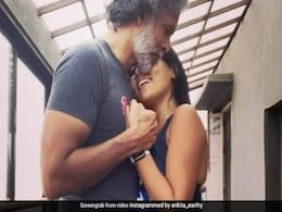 बारिश के बीच कुछ इस तरह पत्नी अंकिता के साथ डांस करते हुए नजर आए मिलिंद सोमन, देखें Viral Video बारिश के बीच कुछ इस तरह पत्नी अंकिता के साथ डांस करते हुए नजर आए मिलिंद सोमन, देखें Viral Video