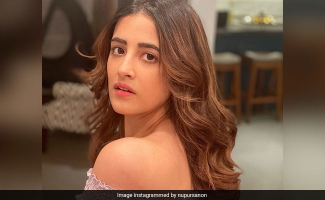 Nupur Sanon लॉकडाउन में लिख रही हैं कविता, तनावमुक्त रहने के लिए ले रही मेडिटेशन का सहारा