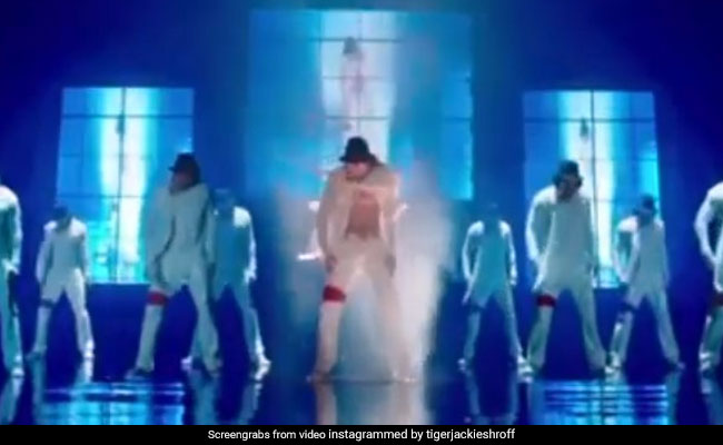 टाइगर श्रॉफ ने माइकल जैक्सन को धांसू डांस के साथ यूं दी श्रद्धांजलि, वायरल हुआ Video
