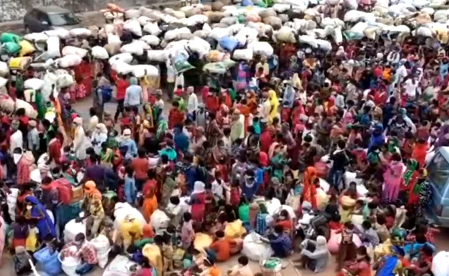 यूपी के स्टेशन पर मजदूरों की भीड़ में सोशल डिस्टेंसिंग रही नदारद, सांसद बोले, 'ऐसा हो सकता है'