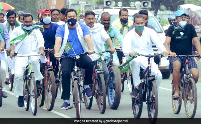 पेट्रोल, डीज़ल और रसोई गैस की बढ़ती कीमतों के विरोध में RJD नेता तेजस्वी यादव ने निकाला साइकिल मार्च