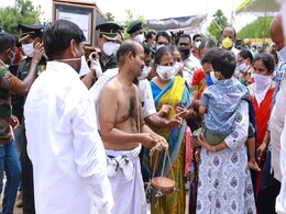 चार साल के अनिरुद्ध ने कर्नल पिता को नम आंखों से दी विदाई, अंतिम यात्रा में लगे 'संतोष बाबू अमर रहें' के नारे चार साल के अनिरुद्ध ने कर्नल पिता को नम आंखों से दी विदाई, अंतिम यात्रा में लगे 'संतोष बाबू अमर रहें' के नारे