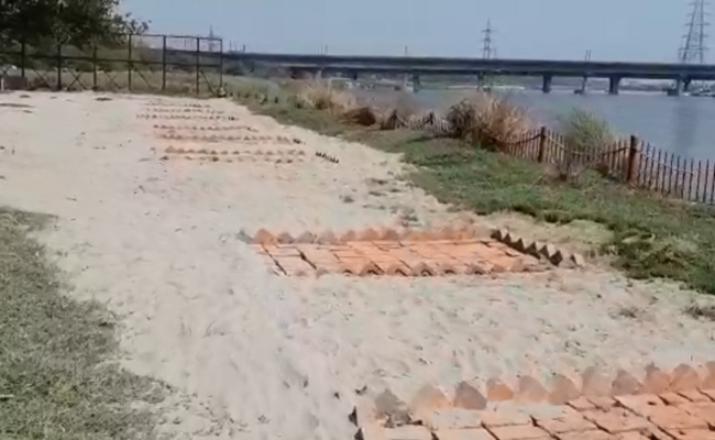 दिल्ली: कोरोना से मौतों के बढ़ते आंकड़े के बीच निगमबोध घाट में अंत्येष्टि के लिए बने अतिरिक्‍त प्लेटफार्म