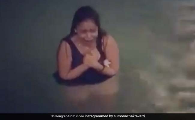 सुमोना चक्रवर्ती को दोस्तों ने मिलकर आधी रात को पूल में दिया धक्का, एक्ट्रेस की हो गई ऐसी हालत- देखें Video