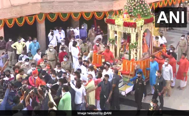 गुजरात: भगवान जगन्नाथ मंदिर परिसर में ही रथ यात्रा आयोजित की गई