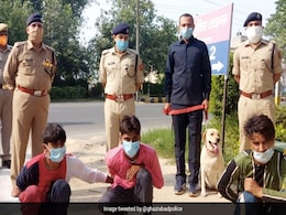ट्रैकर डॉग की मदद से सुलझी हत्या की गुत्थी, पुलिस ने तीन आरोपियों को किया गिरफ्तार ट्रैकर डॉग की मदद से सुलझी हत्या की गुत्थी, पुलिस ने तीन आरोपियों को किया गिरफ्तार