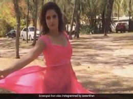 जरीन खान पिंक ड्रेस में यूं झूमती आईं नजर, बार-बार देखा जा रहा Video जरीन खान पिंक ड्रेस में यूं झूमती आईं नजर, बार-बार देखा जा रहा Video