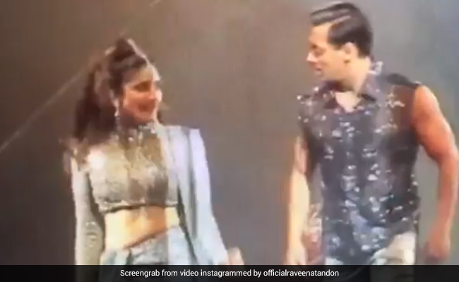 रवीना टंडन और सलमान खान की जोड़ी ने स्टेज पर मचाया धमाल, दोनों का डांस देख ऑडियंस भी लगी झूमने- देखें Video