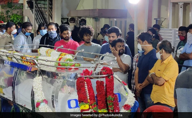 चिरंजीवी सरजा का फार्म हाउस पर हुआ अंतिम संस्कार, किच्चा सुदीप और यश जैसे कई कलाकार हुए शामिल- देखें Photos