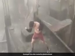 टाइगर श्रॉफ के हमशक्ल ने तूफान और भारी बारिश में किया धमाकेदार डांस, 60 हजार से ज्यादा बाद देखा गया Viral Video टाइगर श्रॉफ के हमशक्ल ने तूफान और भारी बारिश में किया धमाकेदार डांस, 60 हजार से ज्यादा बाद देखा गया Viral Video