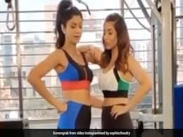 शिल्पा शेट्टी ने सोफी चौधरी को सिखाया ठुमका लगाना, बर्थडे पर धमाकेदार Video हुआ वायरल शिल्पा शेट्टी ने सोफी चौधरी को सिखाया ठुमका लगाना, बर्थडे पर धमाकेदार Video हुआ वायरल