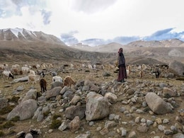 चीन सीमा से सटे गांवों में रुकेगा पलायन, सरपंचों ने केंद्रीय मंत्री को बताई अपनी समस्याएं चीन सीमा से सटे गांवों में रुकेगा पलायन, सरपंचों ने केंद्रीय मंत्री को बताई अपनी समस्याएं