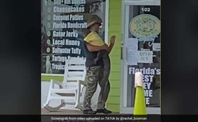 Florida Man And His Pet Alligator Sweetie Are Winning Tiktok Florida Man And His Pet Alligator Sweetie Are Winning Tiktok