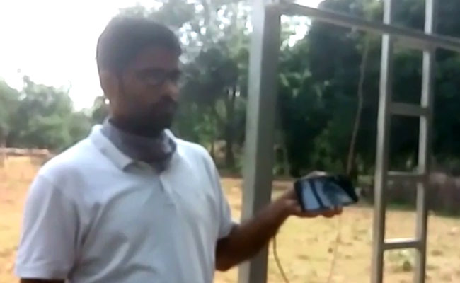 कोरोना : बच्चों के पास नहीं थे स्मार्टफोन तो सरकारी स्कूल के टीचरों ने निकाला पढ़ाने का अनोखा तरीका, चालू की 'लाउडस्पीकर क्लास'