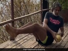 मिलिंद सोमन ने पहले खरबूजे के साथ की कसरत, और फिर काट कर खा गए...देखें Video मिलिंद सोमन ने पहले खरबूजे के साथ की कसरत, और फिर काट कर खा गए...देखें Video