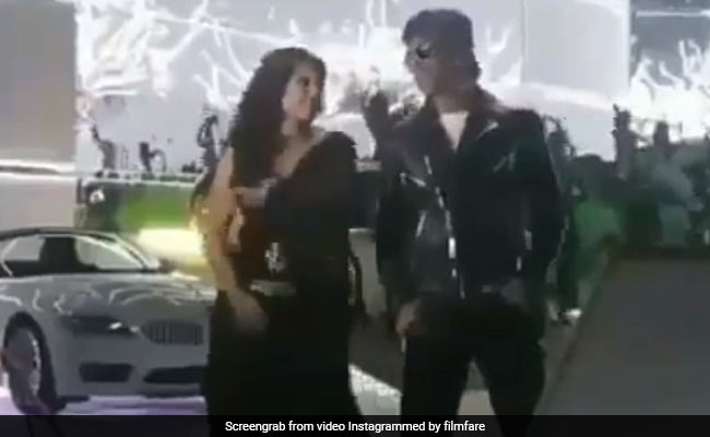 डांस के दौरान जब काजोल को गलती से किस कर बैठे थे शाहरुख खान, सेट पर बन गया ऐसा माहौल- देखें Video