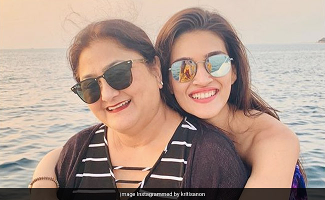When Kriti Sanon Turned Dance Instructor For Her Mother