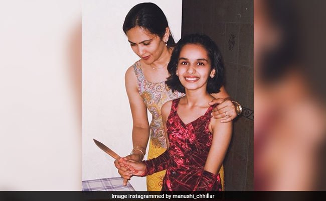 मानुषी छिल्लर ने मां और बहन के साथ अपने बचपन की अनदेखी Pics की शेयर, कहा- ''मैं बहुत लकी हूं कि मेरा बचपन...''