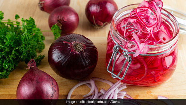 क्या आपको पता है कच्चा प्याज खाने से क्या होता है? डॉक्टर ने बताया प्याज खाने का सही तरीका और फायदे