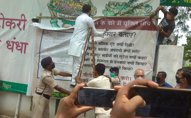 बिहार में प्रवासी श्रमिकों पर सियासत तेज : तेजस्वी यादव ने पोस्टर लगा CM नीतीश कुमार से पूछे सवाल- आपको बिहारी श्रमिक गुंडे क्यों दिखते हैं? 