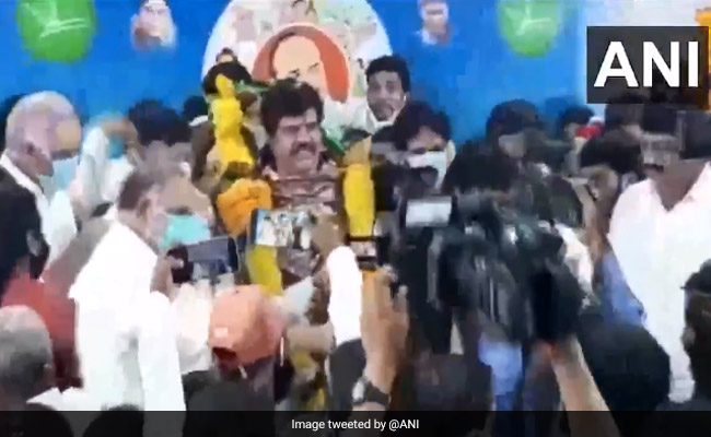 आंध्र प्रदेश: सरकार का एक साल पूरा होने के जश्न में मंत्री और सांसद ने उड़ाई सोशल डिस्टैंसिंग की धज्जियां, देखें Video