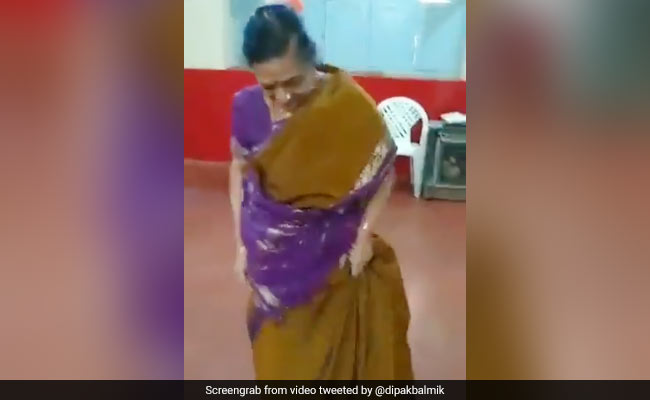 दादी ने साड़ी पहन किया यह मुश्किल योगासन तो लोग रह गए हैरान, खूब पसंद कर रहे हैं Viral Video