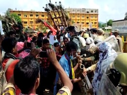 बस्तर: तेंदूपत्ता का नकद भुगतान न होने से नाराज आदिवासियों ने किया विरोध प्रदर्शन बस्तर: तेंदूपत्ता का नकद भुगतान न होने से नाराज आदिवासियों ने किया विरोध प्रदर्शन
