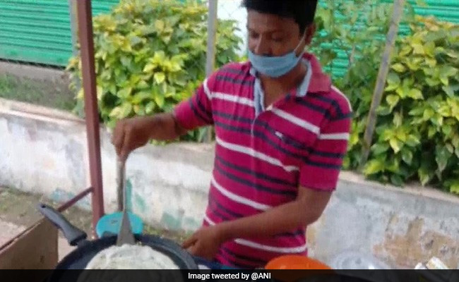 कोरोना ने छीनी टीचर की नौकरी, पत्नी के साथ लगाया इंडली-सांभर का ठेला, बोले- 'अब किसी पर निर्भर नहीं...'
