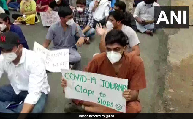 कोरोना से मरने वाले रोगी के परिजनों ने डॉक्टर पर किया हमला, डॉक्टरों का प्रदर्शन