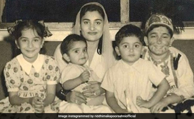 Rishi Kapoor With Mom Krishna And Siblings In This Rare Pic