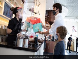 लॉकडाउन खत्म होते ही कनाडा के PM निकले बेटे को आइसक्रीम खिलाने, खुद खाया चॉकलेट कोन- देखें Viral Pic लॉकडाउन खत्म होते ही कनाडा के PM निकले बेटे को आइसक्रीम खिलाने, खुद खाया चॉकलेट कोन- देखें Viral Pic