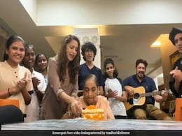 माधुरी दीक्षित ने सेलिब्रेट किया अपनी मॉम का 88वां जन्मदिन, पति ने बजाया गिटार तो एक्ट्रेस ने गाया बर्थडे सॉन्ग माधुरी दीक्षित ने सेलिब्रेट किया अपनी मॉम का 88वां जन्मदिन, पति ने बजाया गिटार तो एक्ट्रेस ने गाया बर्थडे सॉन्ग