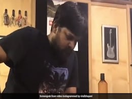 वाजिद खान का पुराना Video हुआ वायरल, भाई के साथ मिलकर ईद पर गाना बनाते आए नजर वाजिद खान का पुराना Video हुआ वायरल, भाई के साथ मिलकर ईद पर गाना बनाते आए नजर