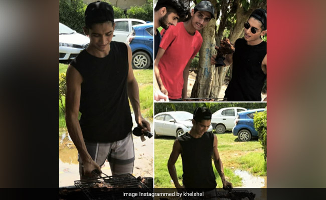 कोरोना वायरस के बीच पाकिस्तानी युवा क्रिकेटर दोस्तों संग पार्टी करता दिखा, फैन्स बोले- 'खुद को..'