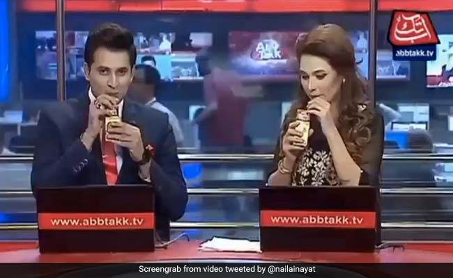 पाकिस्तान में Live TV पर एंकर न्यूज़ पढ़ने की बजाय बेचने लगे जूस, भारतीय बोले- 'बस, यही करो' - देखें Video