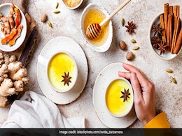रात को सोने से पहले पिएं Moon Milk का एक गिलास, फायदे जानकर रह जाएंगे हैरान; जानें बनाने की विधि रात को सोने से पहले पिएं Moon Milk का एक गिलास, फायदे जानकर रह जाएंगे हैरान; जानें बनाने की विधि