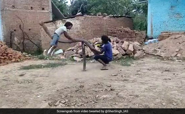 बच्चों ने ऐसे जुगाड़ से बनाया झूला, वीडियो शेयर कर IAS बोले- 'गांव के आत्मनिर्भर बच्चे...' - देखें Viral Video