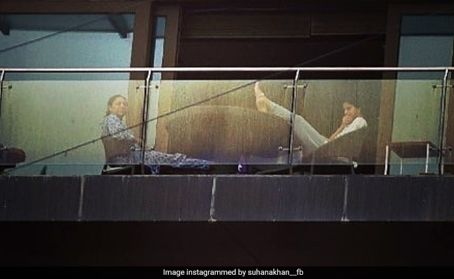 सुहाना खान मम्मी गौरी खान के साथ बालकनी में बारिश का यूं लुत्फ लेती आईं नजर, Photo हुईं वायरल