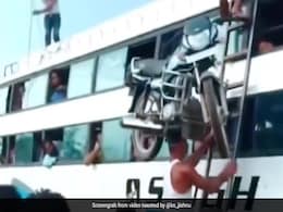 सिर पर बाइक लेकर बस के ऊपर चढ़ गया शख्स, लोग बोले- 'आज का बाहुबली...' - देखें Viral Video सिर पर बाइक लेकर बस के ऊपर चढ़ गया शख्स, लोग बोले- 'आज का बाहुबली...' - देखें Viral Video