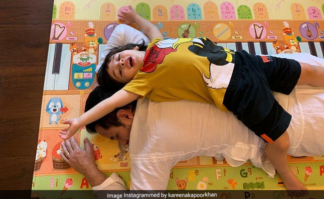 सैफ अली खान फरमा रहे थे आराम तभी पीठ पर जाकर लेट गए तैमूर अली खान, करीना कपूर ने शेयर की Photos