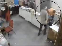 दिव्यांग महिला कर्मचारी ने सीनियर को मास्क के लिए टोका तो अधिकारी ने कर दिया हमला, CCTV में कैद हुआ VIDEO दिव्यांग महिला कर्मचारी ने सीनियर को मास्क के लिए टोका तो अधिकारी ने कर दिया हमला, CCTV में कैद हुआ VIDEO