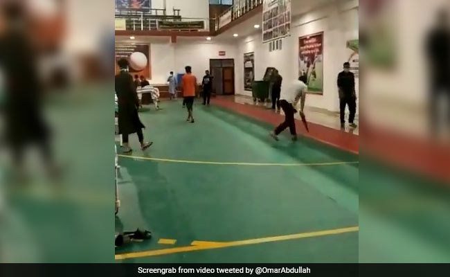 क्वारंटाइन सेंटर में बेड के पास लोग खेलते दिखे क्रिकेट, उमर अब्दुल्ला ने दिया ऐसा रिएक्शन - देखें Video