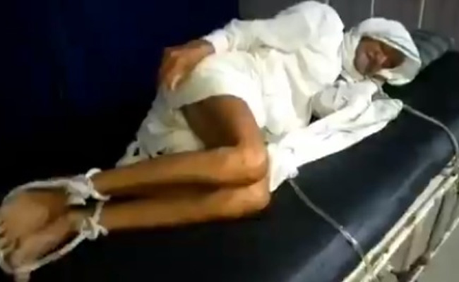 मध्य प्रदेश : परिवार का आरोप- अस्पताल का बिल नहीं चुकाया तो बुजुर्ग को बेड से बांधा